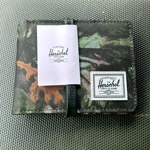 NWT Herschel Roy Wallet Fallen Leaves Camo